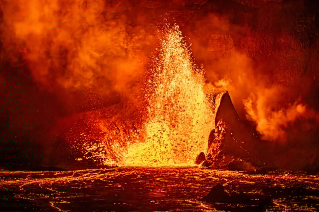 All-Inclusive: Volcanoes, Lava Tube &amp; Black Sand Beach Tour