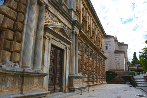 Granada: Visita a la Alhambra y Palacio de Carlos VTour en inglés