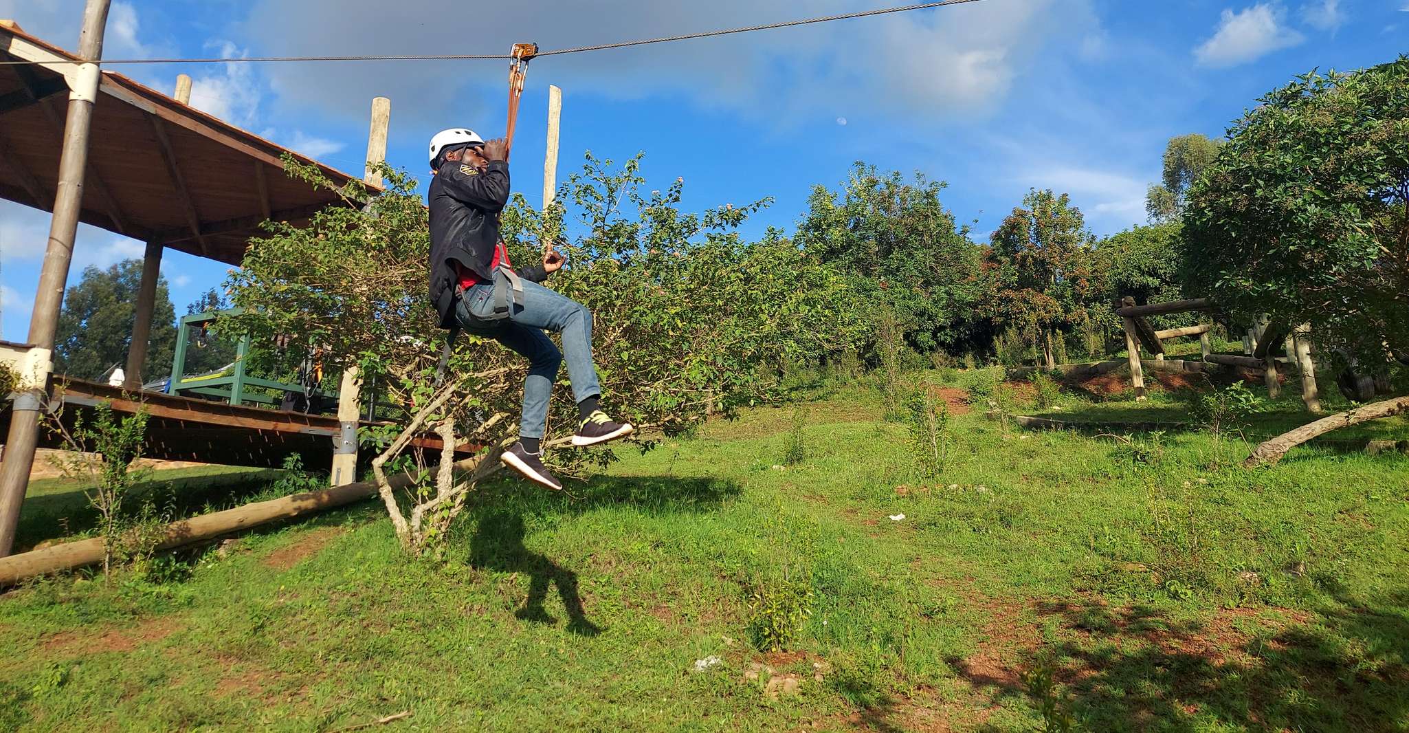Emozioni della Zip-Line nel Monte Kigali - Hizvo