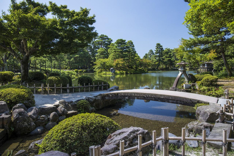 Kanazawa: Samurai, Castle & Geisha Private Bus Tour