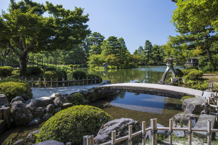 Kanazawa: Samurai, Castle & Geisha Private Bus Tour