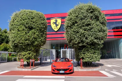 Privater Transfer von Mailand nach Florenz mit Haltestelle Ferrari