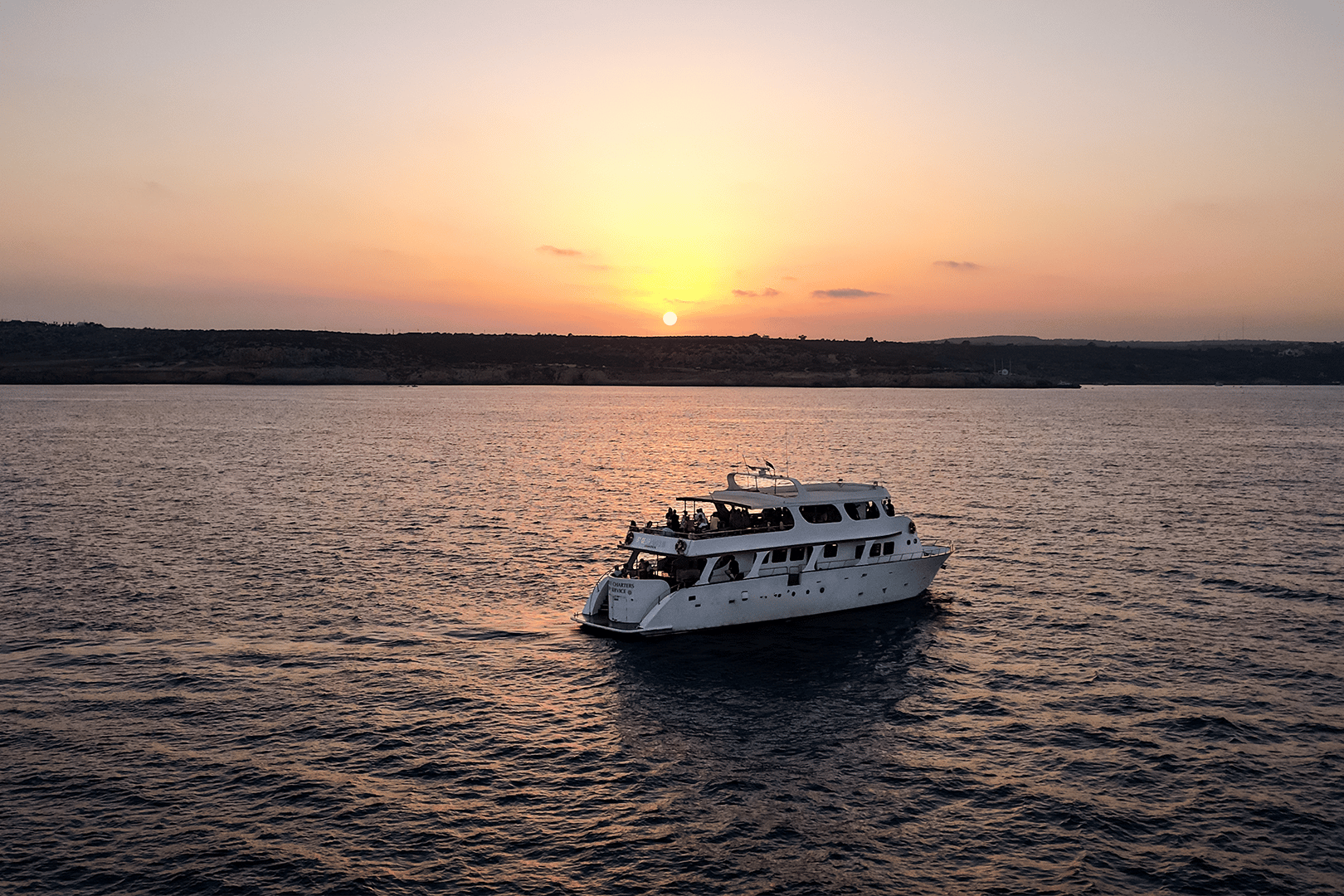 Protaras: Luxuriöse Sonnenuntergangsfahrt mit Rutsche, BBQ und 1 Getränk