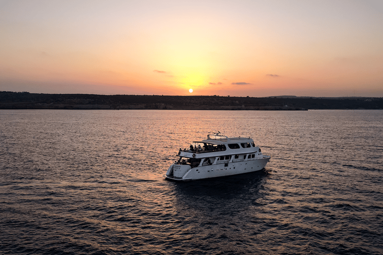 Pernera : Croisière SUNSET sur un yacht de luxe avec dîner et boissonsCroisière au coucher du soleil avec point de rendez-vous à l&#039;embarcadère de Protaras