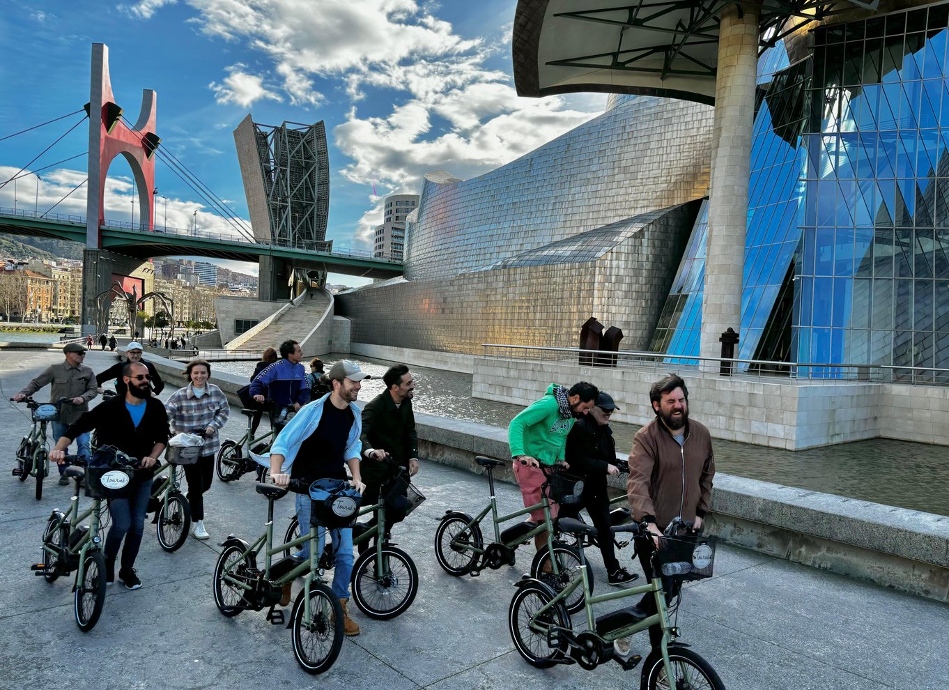 Bilbao: Guidet højdepunkter tur med en lille gruppe på elcykel