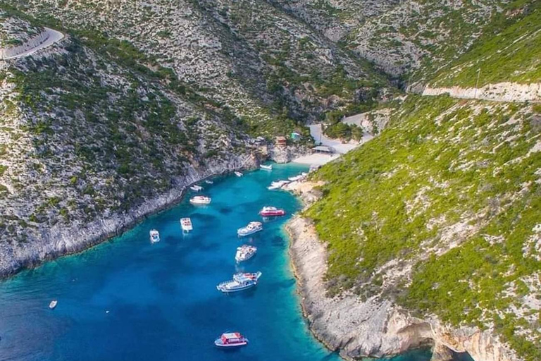 Zatoka Navagio Biała plaża Zachodnie wybrzeże Porto Vromi Anafonitria