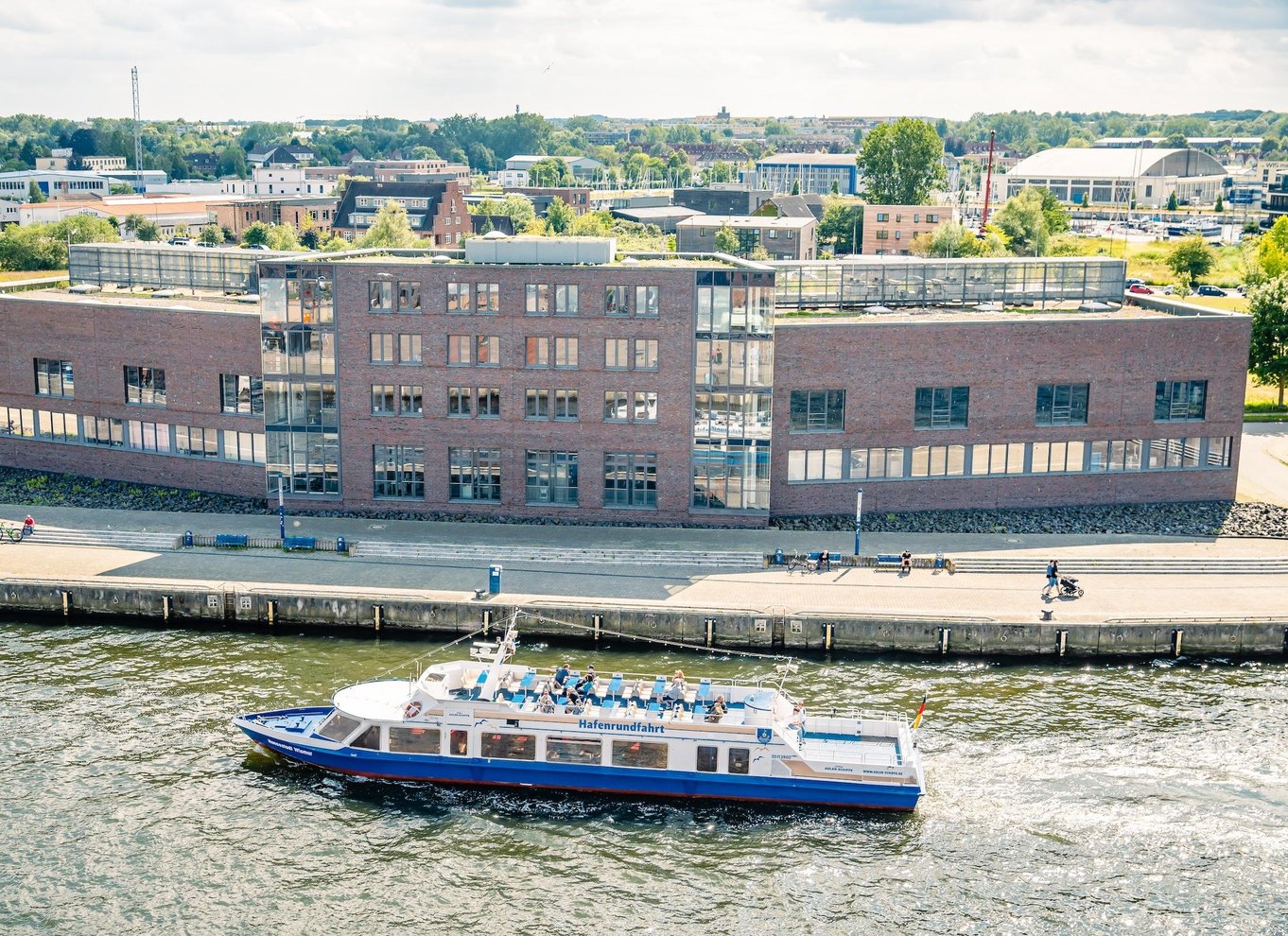 Wismar: Havnerundfart med fiskeri efter havdyr og guide