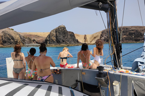 Sailing tour to Papagayo beach.