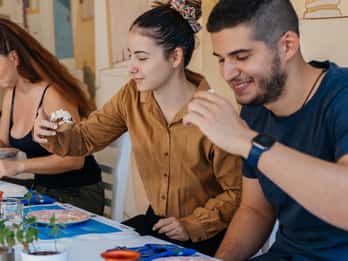 Atenas: experiencia gastronómica tradicional griega con vino local