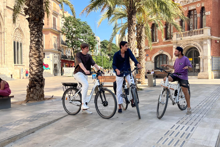 Valencia: Historic Center and City of Arts Guided Bike Tour Small Group in French