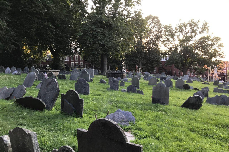 波士顿幽灵与墓碑夜行之旅