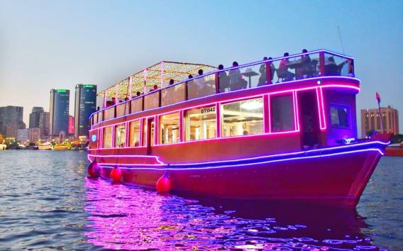 Dubai: Traditionelle Creek Dinner Cruise mit Transfer