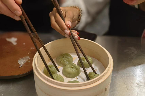 Fabricação de bolinhos de sopa veganos em Shikumen (Shanghai style Lane)