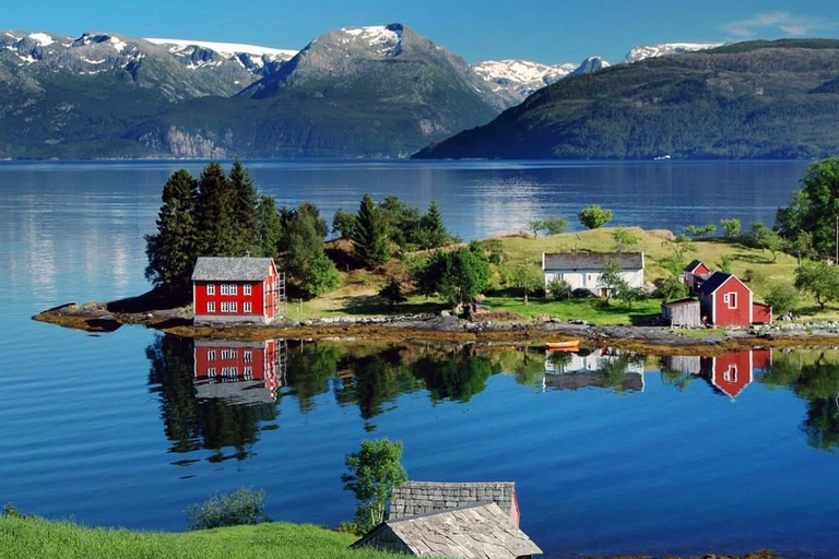 Bergen: Tour of Trolltunga, Hardangerfjord, and Waterfalls with a Spanish-speaking Guide. Bergen: Trolltunga, Hardangerfjord, and Waterfalls Tour with a Spanish-speaking Guide