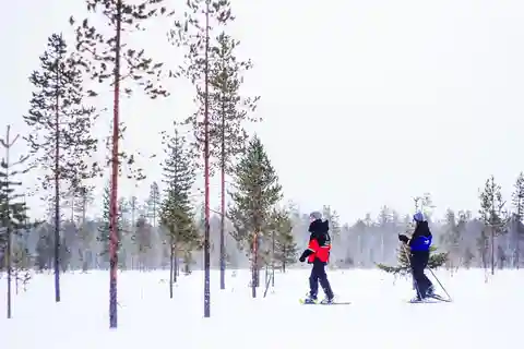 Snöskovandring för pimpelfiske i Saariselka