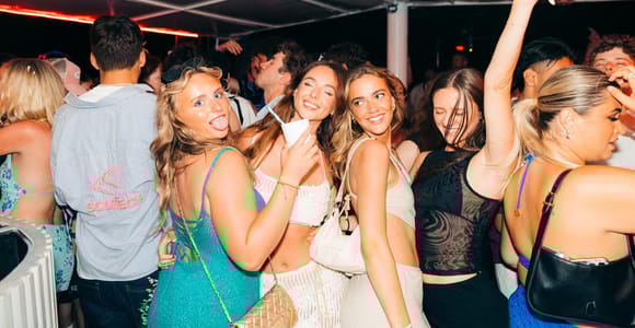 Split: Nachtbootparty mit kostenlosen Shots, DJ und After-Party