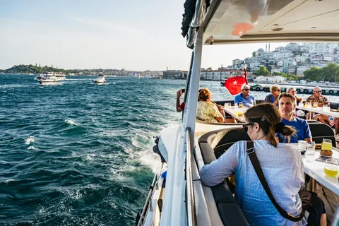 Istanbul : Croisière au coucher du soleil sur le Bosphore à bord d'un yacht de luxe