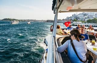 Istanbul: crociera al tramonto sul Bosforo su uno yacht di lusso
