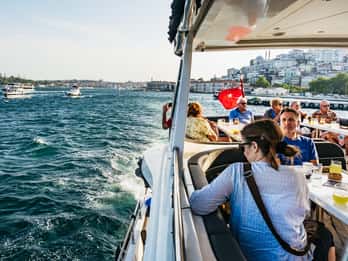 Estambul: Crucero por el Bósforo al atardecer en un yate de lujo
