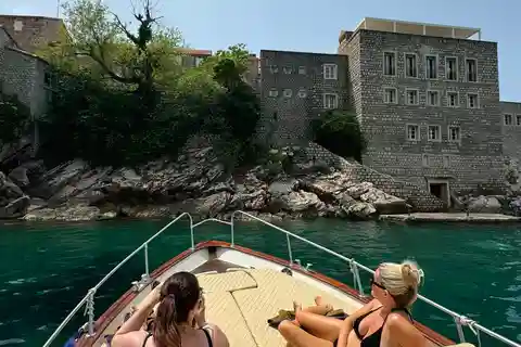 Budva: Private Sightseeing-Bootsfahrt mit Schwimmen & Getränken