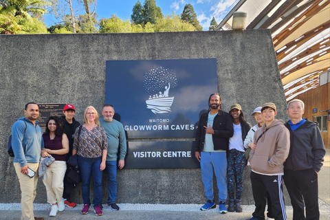 Desde Auckland: Hobbiton, cuevas de Waitomo y casa kiwiHobbiton y cuevas de Waitomo en grupo pequeño desde Auckland