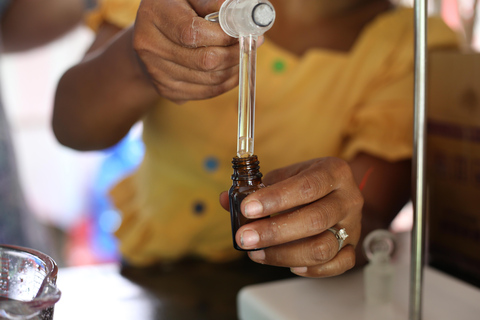 Phnom Penh: Dorpsrondleiding met kook- en etherische-olie-lesPhnom Penh: Dorpsrondleiding met kookles en workshop etherische oliën