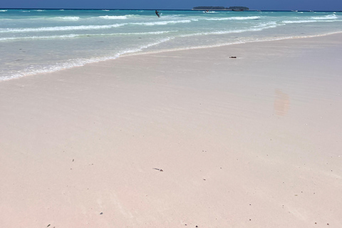 KiteSurf: Prywatne lekcje przed Mnemba, Zanzibar - początkujący/średnio zaawansowaniKitesurfing: prywatne lekcje przed Mnembą, Zanzibar – poziom początkujący/średnio zaawa