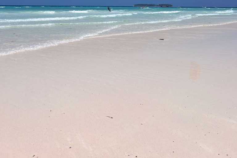 KiteSurf: Prywatne lekcje przed Mnemba, Zanzibar - początkujący/średnio zaawansowaniKitesurfing: prywatne lekcje przed Mnembą, Zanzibar – poziom początkujący/średnio zaawa