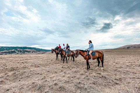 Phoenix: Desert Horseback Ride with Lunch Phoenix: Desert Horseback Ride (1 Hour) with Lunch