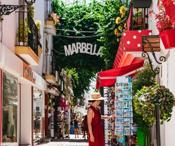 From Costa del Sol: Mijas, Marbella and Puerto Banús Tour