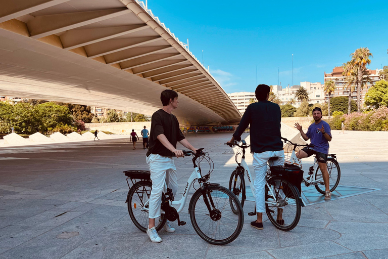 Valencia: Historic Center and City of Arts Guided Bike Tour Small Group in French