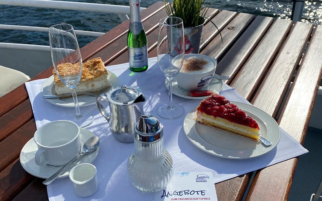 Biggesee: Bootstour mit All-inclusive-Kuchenbuffet