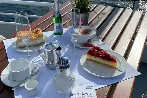 Biggesee: Tour en barco con buffet de pasteles todo incluido