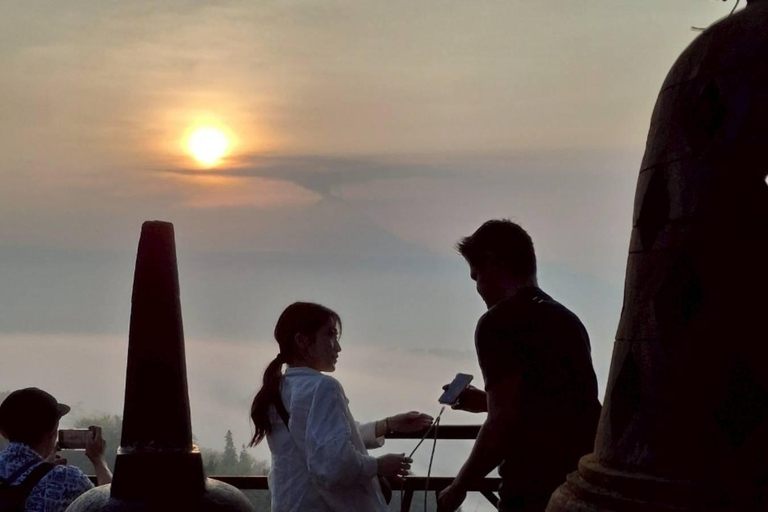 Yogyakarta: Borobudur Temple & Setumbu Hill Sunrise Tour