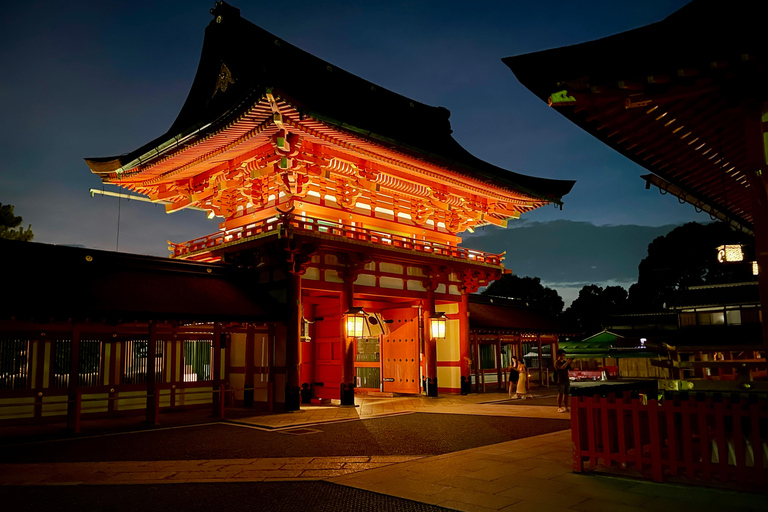 Tour serale di Fushimi-Inari a KyotoGuida turistica in lingua inglese