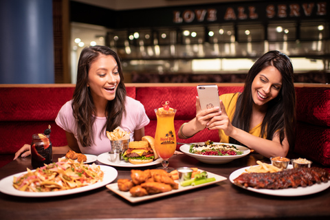 Mallorca: Entrada al Hard Rock Cafe con comida o cenaCome rodeado de historia de la música en Hard Rock Cafe Mallorca.