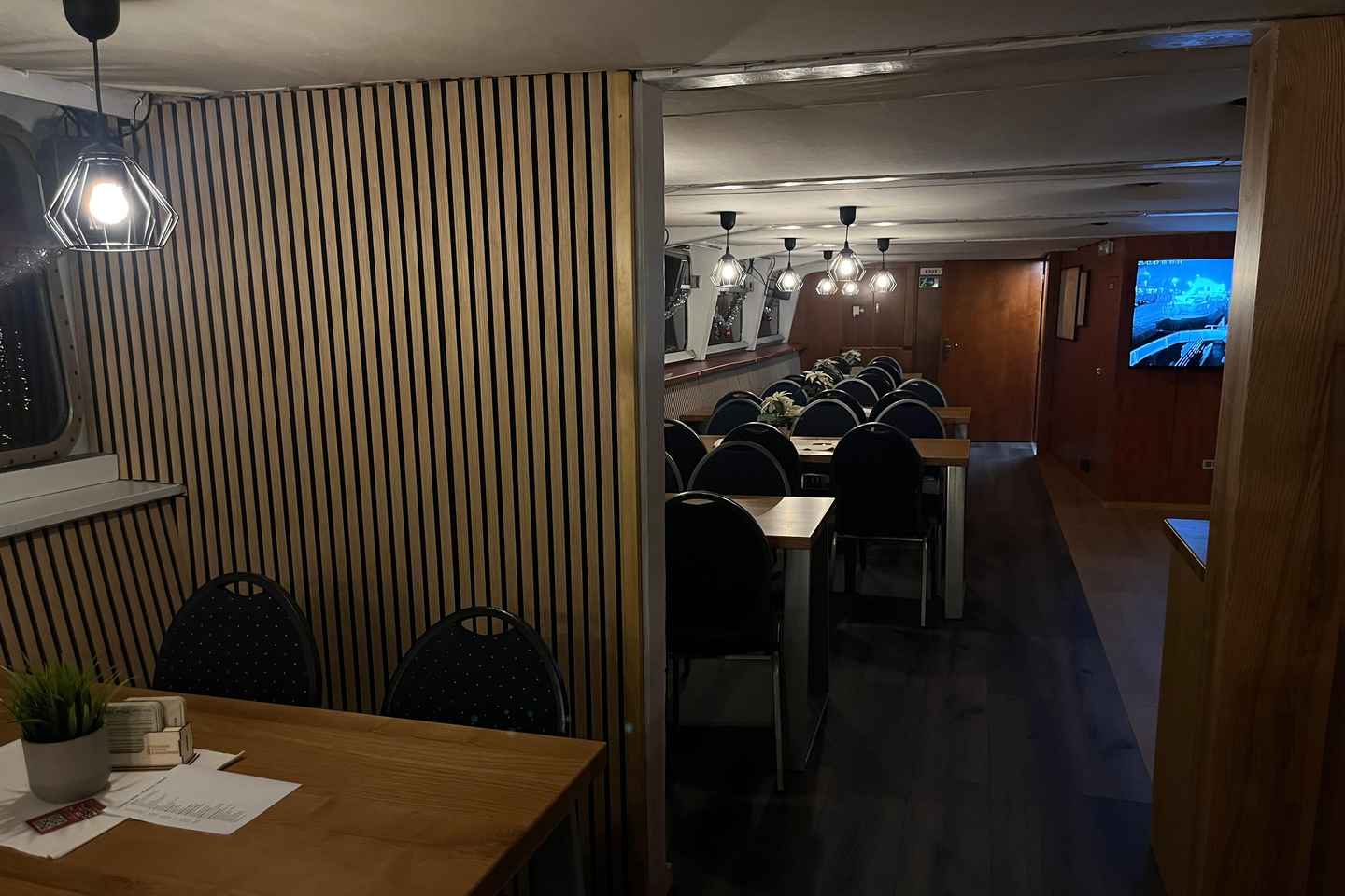 Prague: Sightseeing Boat Cruise with Buffet Dinner