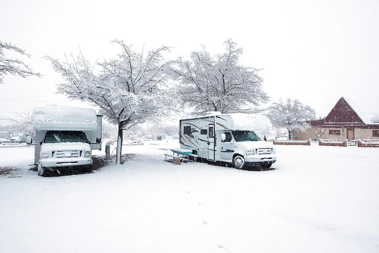 Toronto: Sneeuw Tubing Avontuur RV-Camper Tour