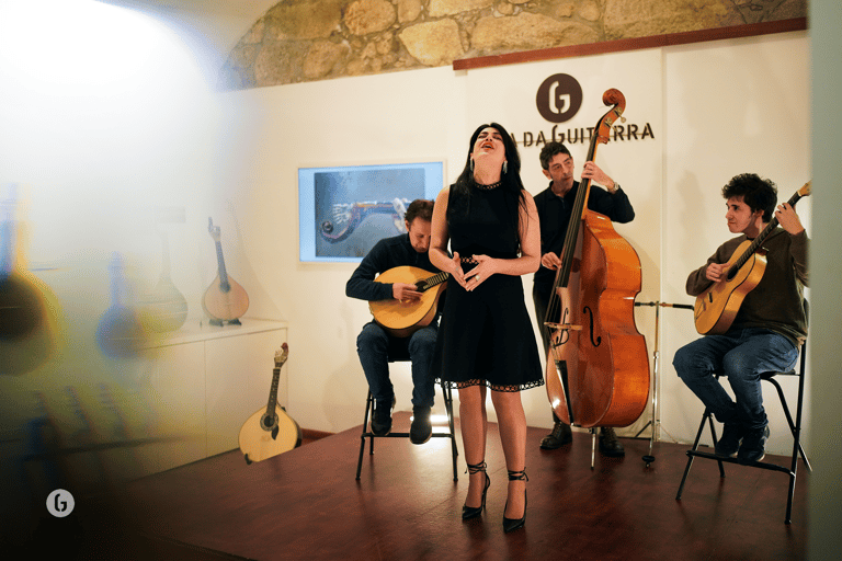 Porto: Concerto di Fado con vino di Porto nel negozio di musica storica