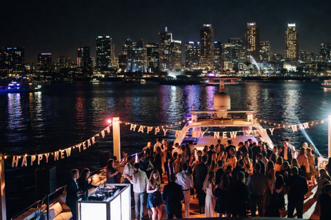San Diego: Cabrillo NYE Epic Cruise Champagne & DjSet