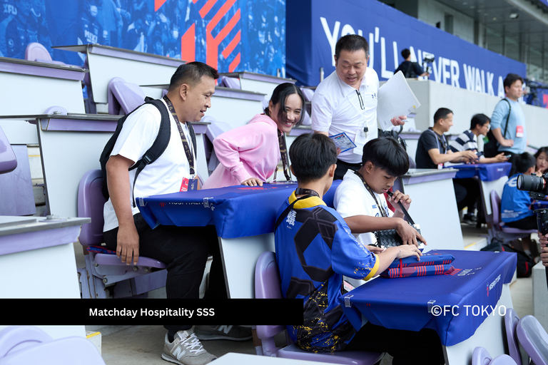 Tokio: Mecz piłki nożnej FC TOKYO na stadionie AjinomotoStrona główna kibica