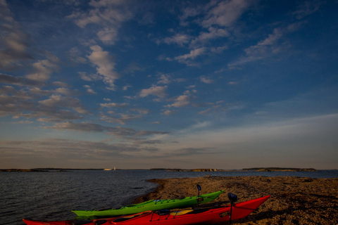 Helsinki : Excursion en kayak au soleil de minuit avec feu de camp