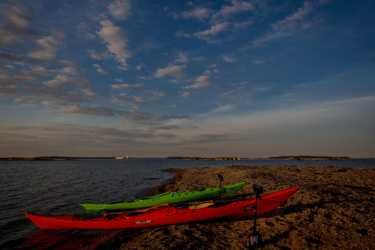 Helsinki : Excursion en kayak au soleil de minuit avec feu de camp