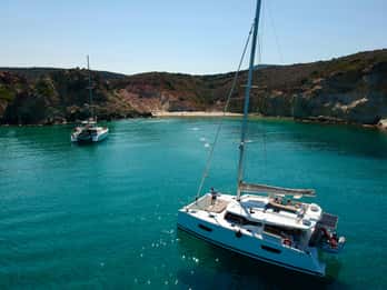 Milos: Half-Day Morning Catamaran Cruise to Kleftiko