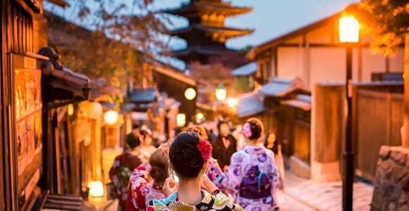 Kyoto: Gion Night Walking Tour with Local Guide