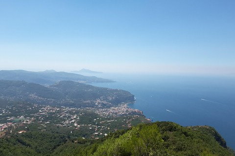 Sorrento: Tour de día completo en grupo reducido por la Costa Amalfitana