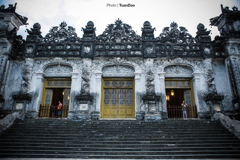 Hue: Cruzeiro no Rio Perfume com o Pagode e Túmulos de Thien Mu