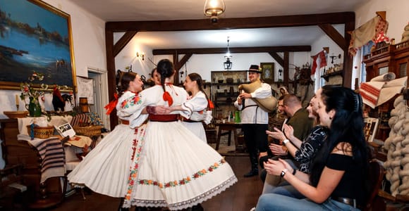 Zagreb: Live Croatian Folklore Show in Folk Costumes