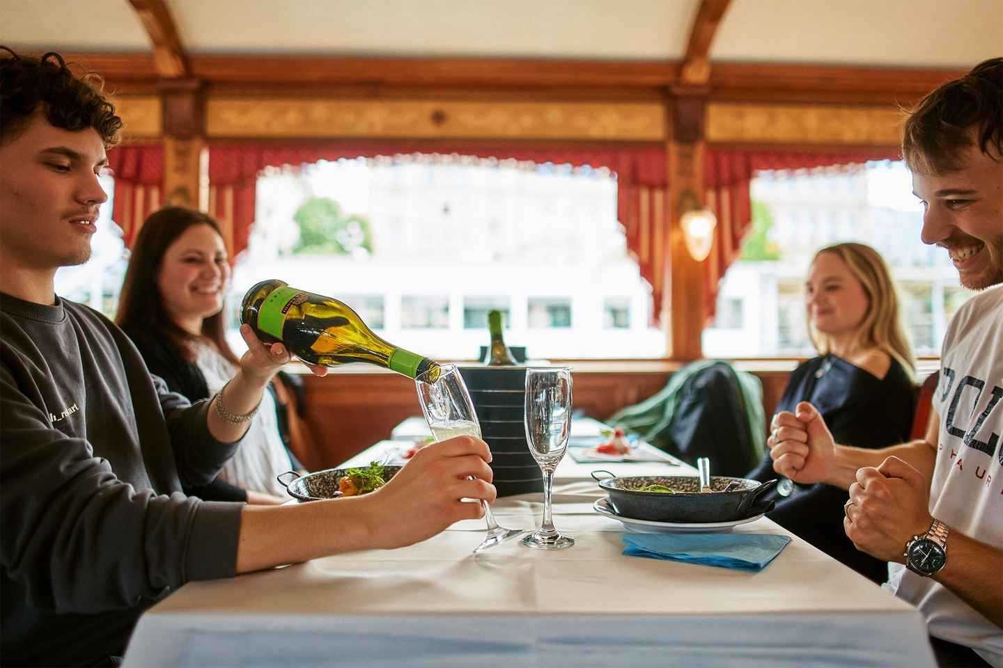 布达佩斯：夏日早午餐游船，畅享普罗塞克或美味蛋糕