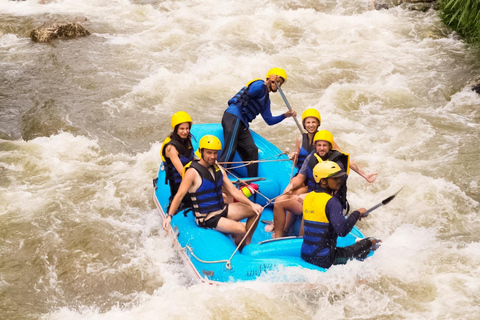 Phuket/Phang Nga: Excursión en quad, tirolina, rafting y cascada